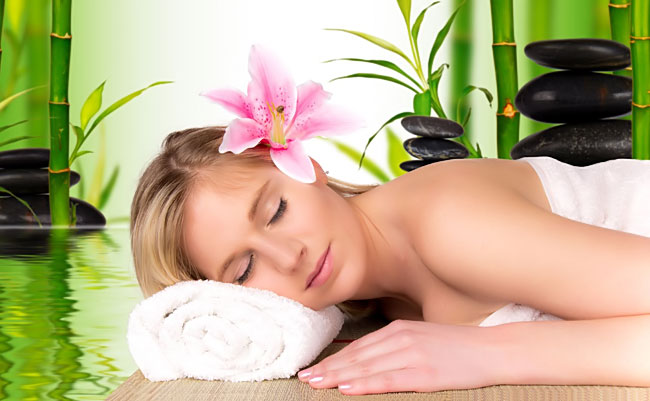 Massage toàn thân với đá nóng tại Helen Ngọc Giang Hotel